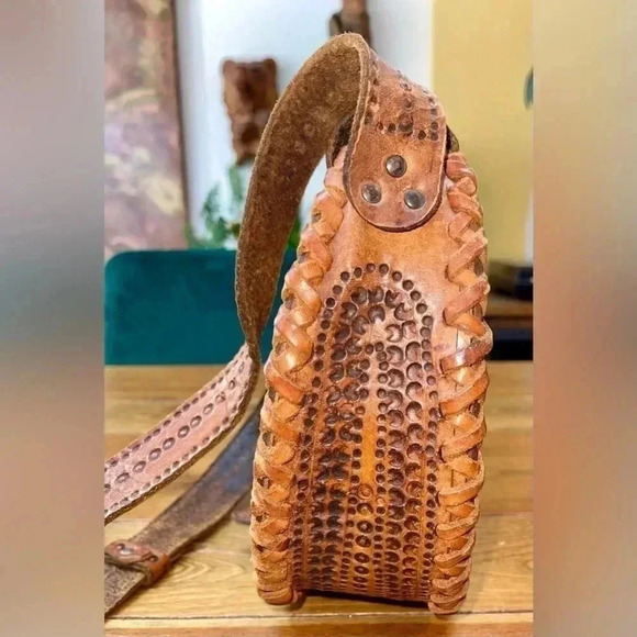 Vintage | Round Crossbody Bag | Handcrafted, Hand Tooled Leather - Picture 6 of 9